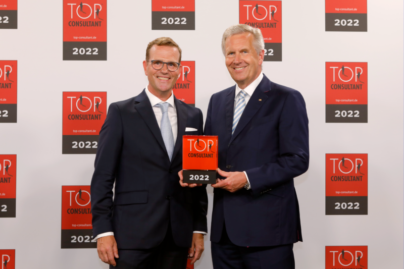 Christian Wulff, Bundespräsident a.D. übergibt Olaf Pagel die Auszeichnung der CAS AG als Top Consultant 2022