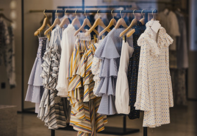 Artikel wie Kleidung in einer Filiale einer deutschen Warenhauskette