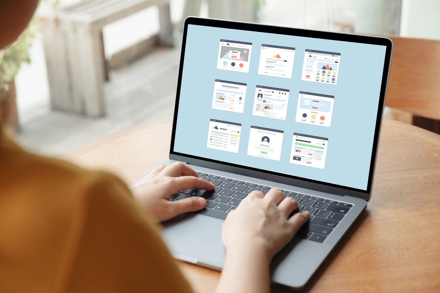 Laptop-Bildschirm-mit-Userinterface-Hand-Schreibtisch-Bildschirm