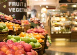 Äpfel und weiteres Obst in der dekorativen Auslage eines Lebensmitteleinzelhändlers