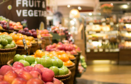 Äpfel und weiteres Obst in der dekorativen Auslage eines Lebensmitteleinzelhändlers